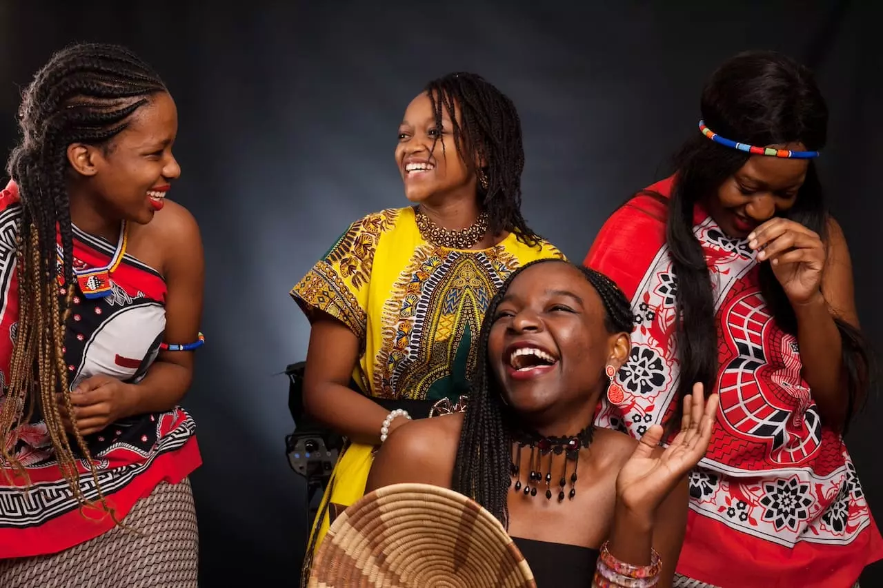Jeunes Africaines riant en tenues traditionnelles célébrant la culture